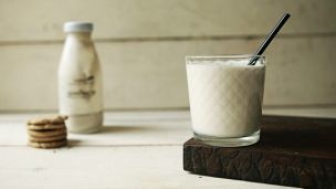 Пить кефир на ночь вредно