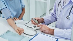 Врачи рассказали, как снизить давление и какие ошибки совершают гипертоники