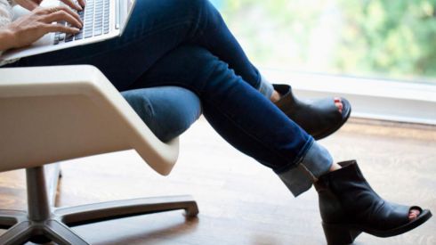 Чем может обернуться привычка сидеть нога на ногу?