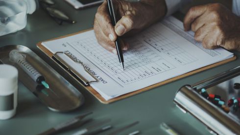 В офисах России хотят создать должность "штатный врач"