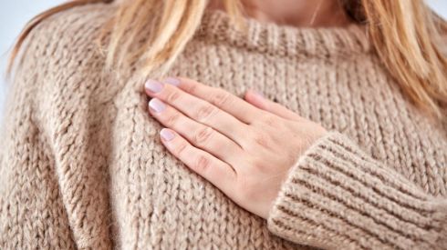 Почему может болеть грудь