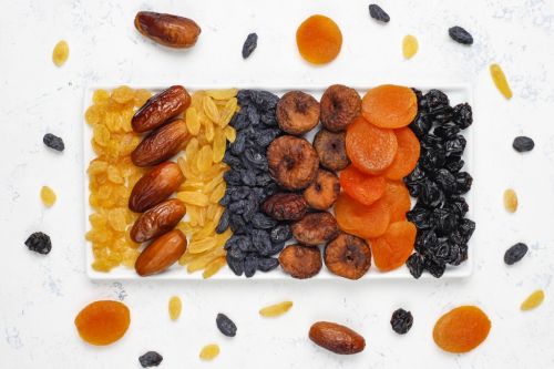 Сухофрукты прилипают к зубам