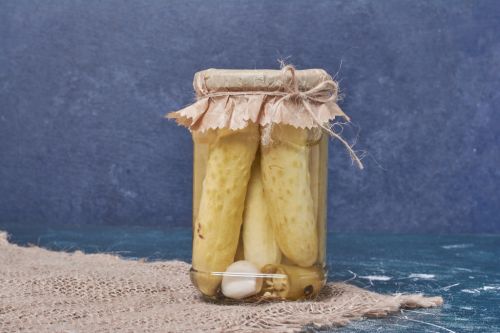 В маринованных овощах есть уксус, который разрушает эмаль