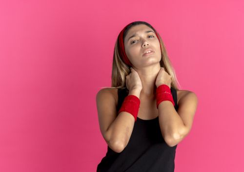 Если у вас болит шея и отмечается один или несколько из вышеперечисленных симптомов - вам следует немедленно обратиться к врачу.